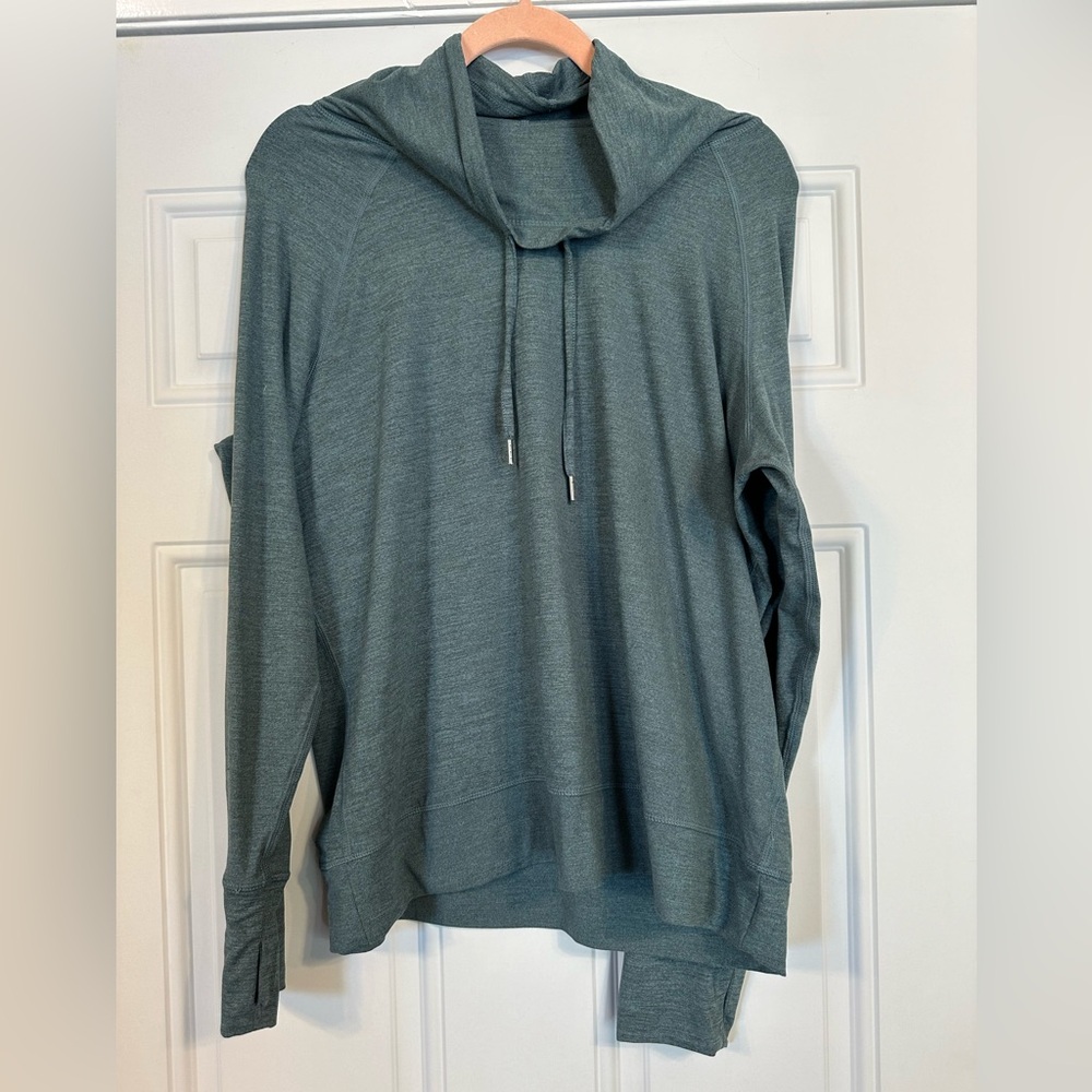 New with tags in motion athletic pull over sweatshirt. Size L